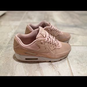 NIKE AIR MAX IN BLUSH PINK